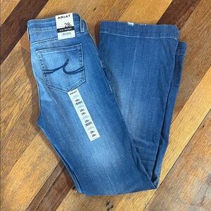 brand new ariat flare jeans 💙